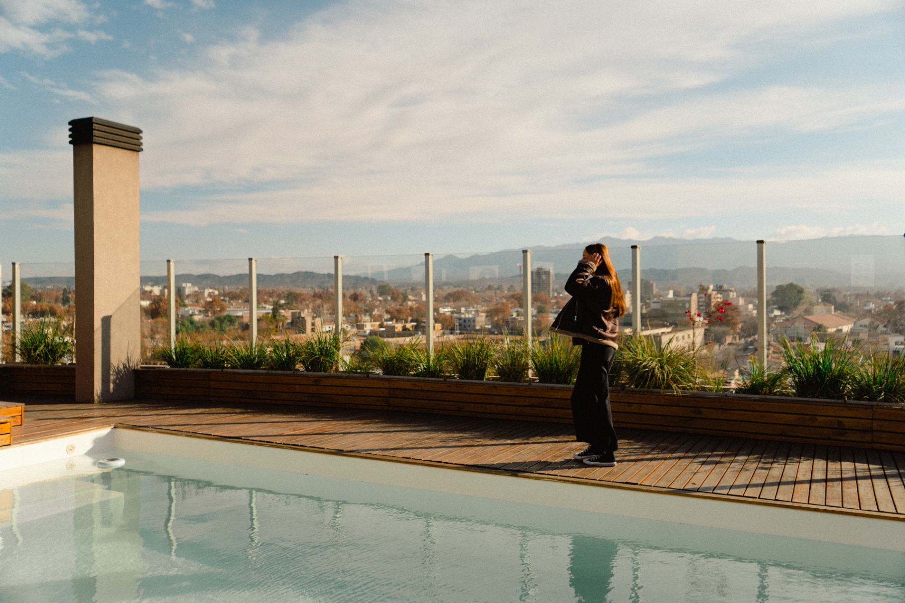 Piscina en rooftop con vista a la ciudad
